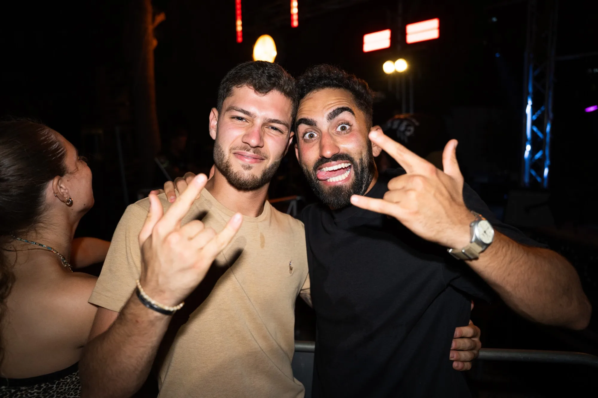 שניים מול המצלמה